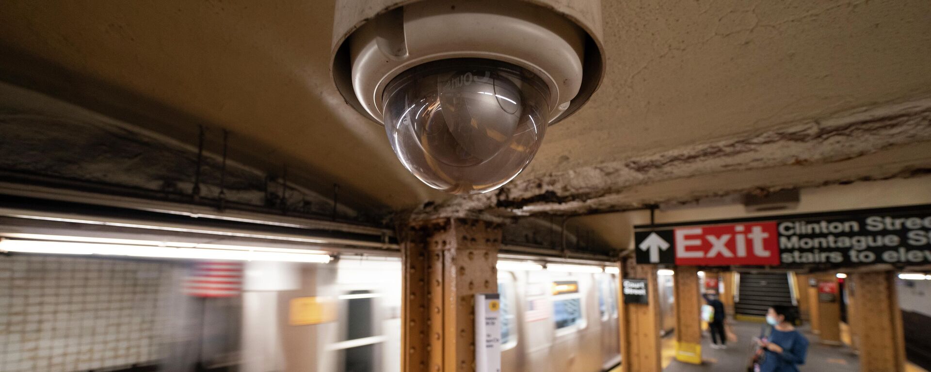 Câmera de vigilância instalada no teto da estação de metrô Court Street, em Nova York. EUA, 7 de outubro de 2020 (imagem ilustrativa) - Sputnik Brasil, 1920, 24.11.2022
