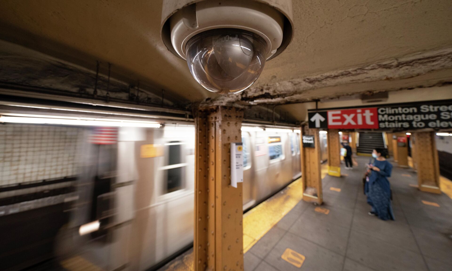 Câmera de vigilância instalada no teto da estação de metrô Court Street, em Nova York. EUA, 7 de outubro de 2020 - Sputnik Brasil, 1920, 24.08.2022