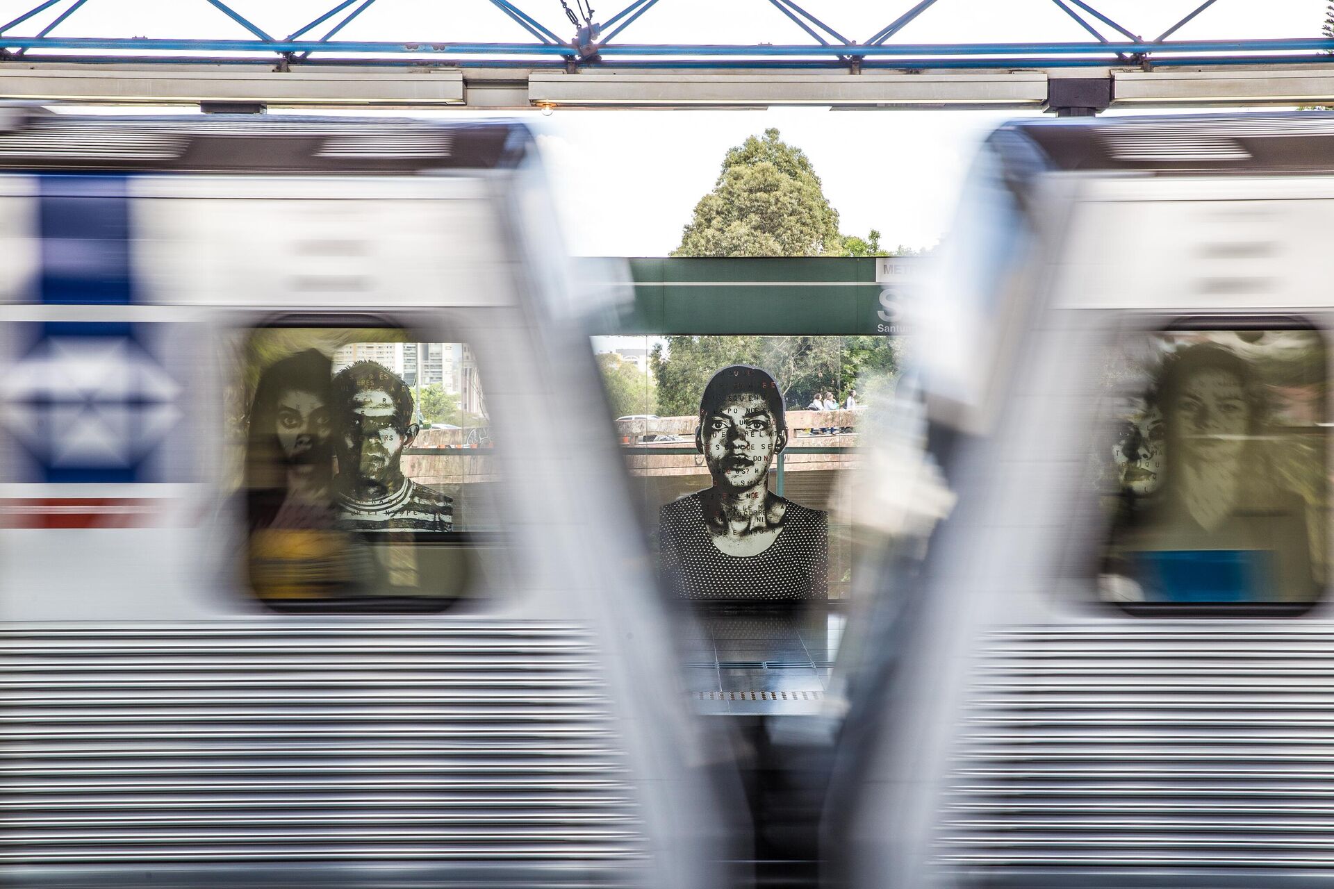 Obra de arte entre vagões de trem em movimento na estação Sumaré, linha verde do Metrô, em São Paulo, 19 de setembro de 2018 - Sputnik Brasil, 1920, 25.04.2022