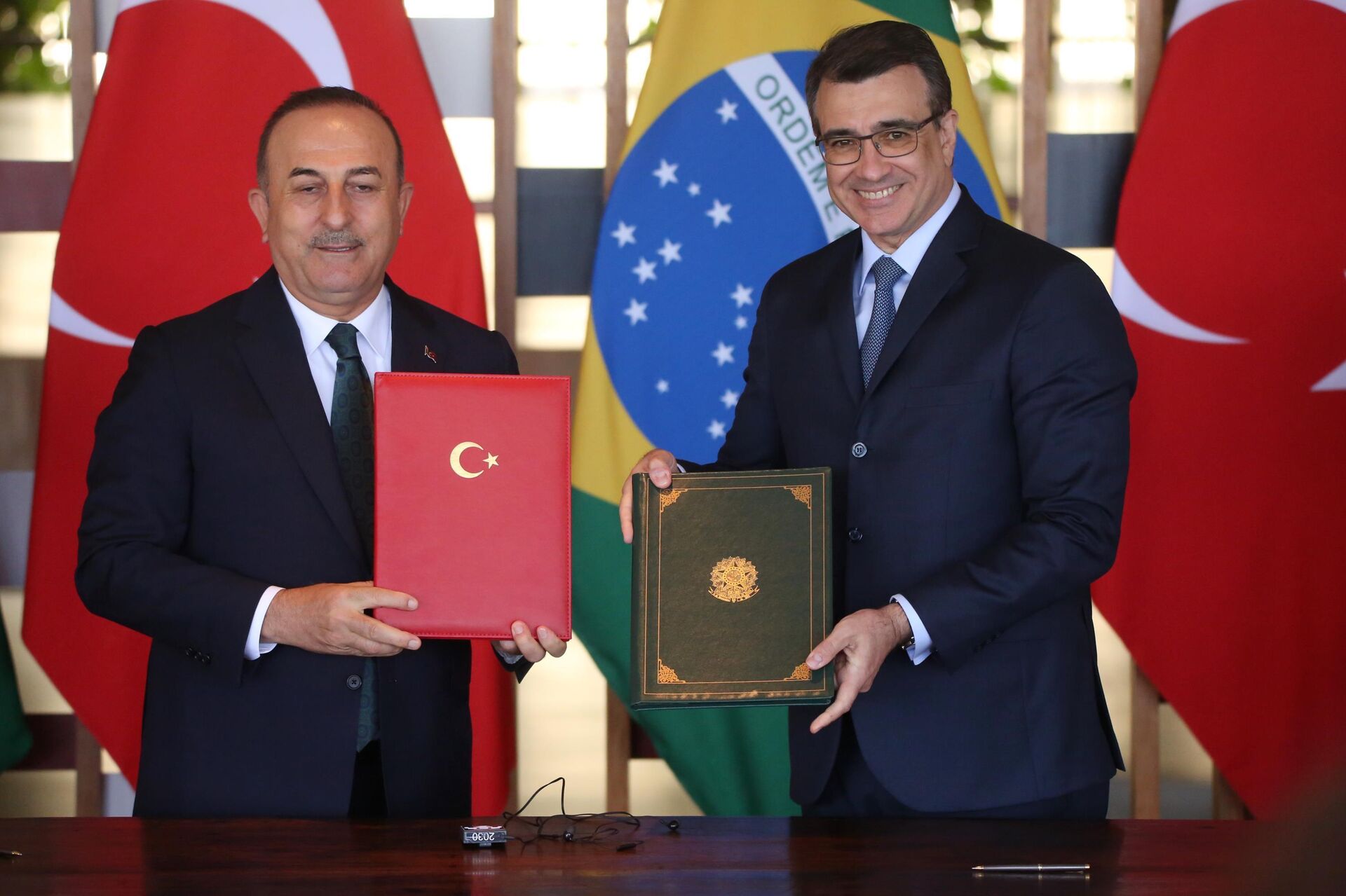 O Ministro das Relações Exteriores Carlos França, recebe o ministro de negócios estrangeiros da Turquia, Mevlut Cavusoglu no Itamaraty em Brasília (DF), 25 de abril de 2022 - Sputnik Brasil, 1920, 27.04.2022
