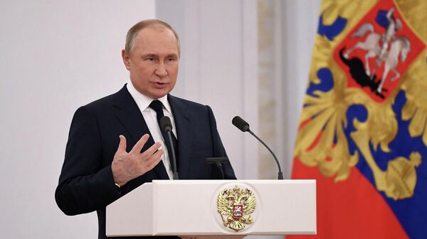 O presidente russo, Vladimir Putin, faz um discurso ao receber os atletas medalhistas da Rússia nos Jogos Olímpicos de Inverno de Pequim 2022 e membros da equipe paralímpica do país no Kremlin, em Moscou, em 26 de abril de 2022 - Sputnik Brasil