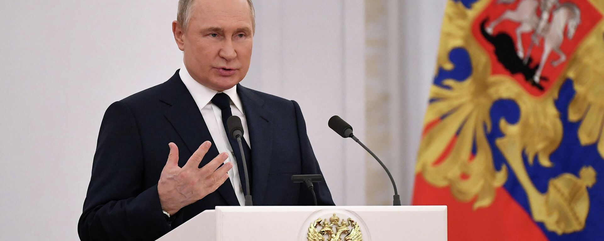 O presidente russo, Vladimir Putin, faz um discurso ao receber os atletas medalhistas da Rússia nos Jogos Olímpicos de Inverno de Pequim 2022 e membros da equipe paralímpica do país no Kremlin, em Moscou, em 26 de abril de 2022 - Sputnik Brasil, 1920, 26.04.2022