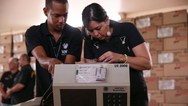 Funcionários do Tribunal Regional Eleitoral do Distrito Federal (TRE-DF) realizam teste de lacração das urnas eletrônicas a serem enviadas para votação no exterior, em Brasília, 19 de setembro de 2018. - Sputnik Brasil