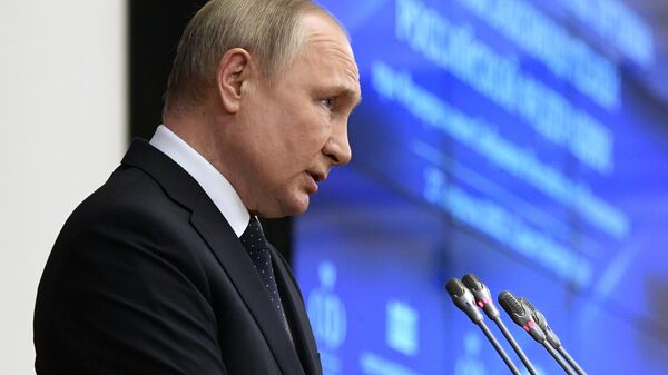 Vladimir Putin, presidente russo, discursa ao Conselho de Legisladores do país em São Petersburgo, Rússia, 27 de abril de 2022 - Sputnik Brasil