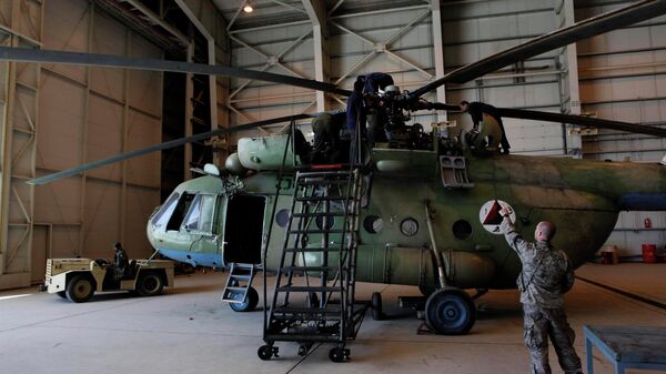 Militares da Força Aérea afegã trabalham em um helicóptero Mi-17 em Cabul, no Afeganistão, em 6 de abril de 2010 (imagem ilustrativa). - Sputnik Brasil