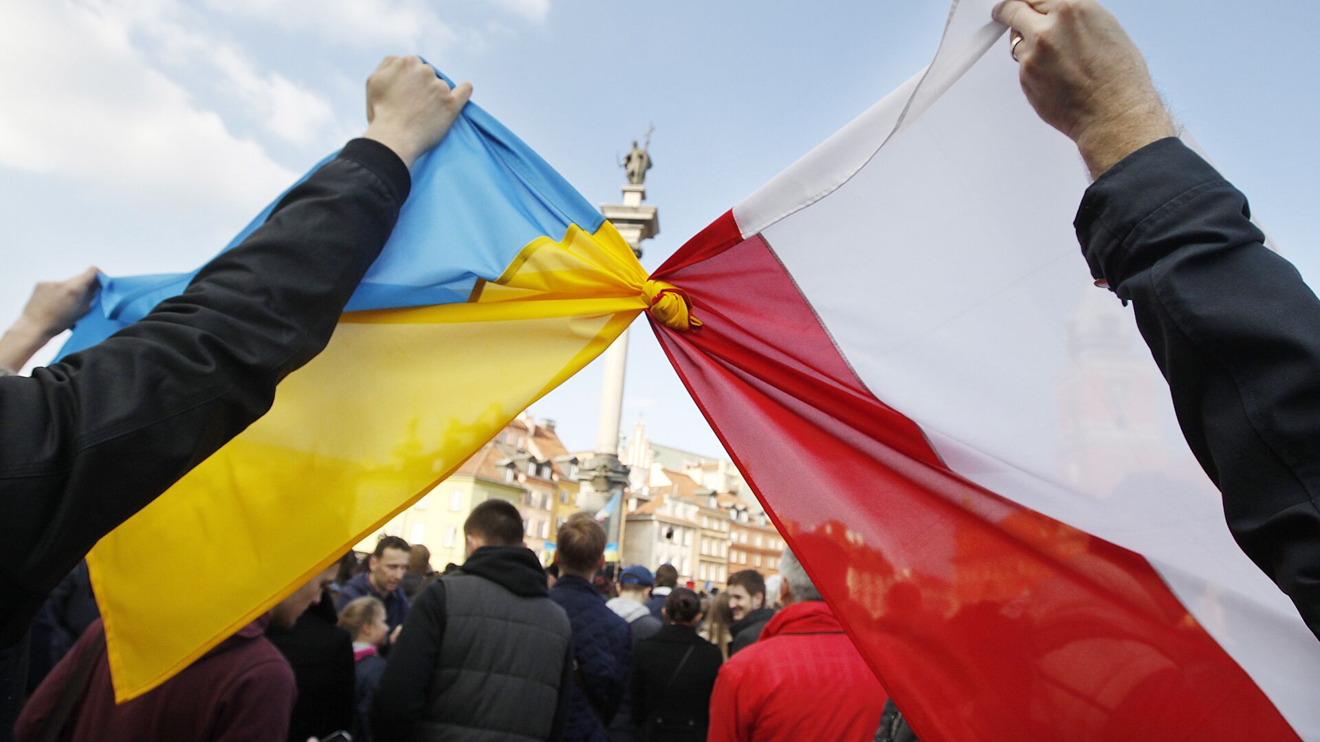 Pessoas seguram bandeiras polonesa (à direita) e ucraniana amarradas durante uma manifestação de apoio ao movimento de oposição na Ucrânia, em Varsóvia, Polônia, 23 de fevereiro de 2014 - Sputnik Brasil, 1920, 08.11.2023