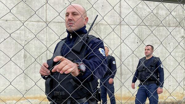 Guarda no Kosovo aparece se aproximando de grade, em Gjilan (foto de arquivo) - Sputnik Brasil
