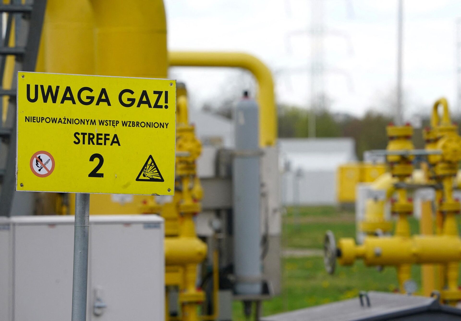 A inscrição em uma placa diz 'Uwaga gaz' (gás de atenção) no ponto de transmissão de gás em Rembelszczyzna, perto de Varsóvia, em 27 de abril de 2022. - Sputnik Brasil, 1920, 29.04.2022