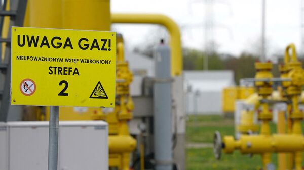 A inscrição em uma placa diz 'Uwaga gaz' (gás de atenção) no ponto de transmissão de gás em Rembelszczyzna, perto de Varsóvia, em 27 de abril de 2022. - Sputnik Brasil