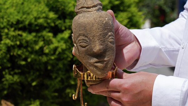 Empregado do Ministério do Turismo e Antiguidades segura escultura de pedra rara de 4.500 anos no Palácio ElBacha na Cidade de Gaza, 26 de abril de 2022. O achado foi encontrado por um fazendeiro palestino no sul da Faixa de Gaza - Sputnik Brasil