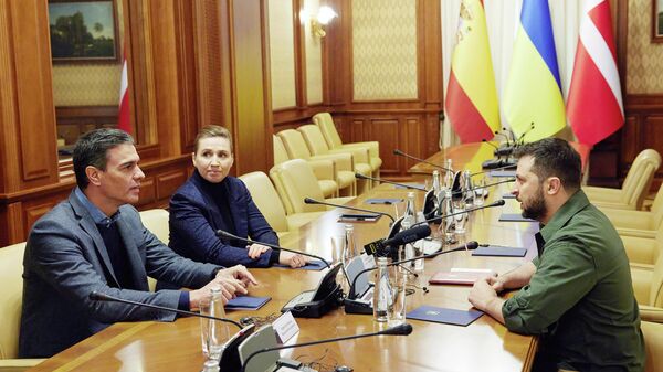 Primeira-ministra da Dinamarca, Mette Frederiksen, e o premiê da Espanha, Pedro Sánchez, durante reunião com o presidente da Ucrânia, Vladimir Zelensky, em Kiev, 21 de abril de 2022 - Sputnik Brasil