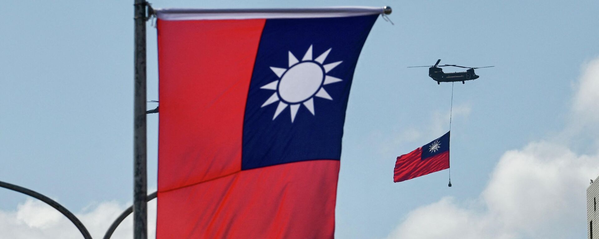 Bandeira de Taiwan sendo transportada por um helicóptero CH-47 Chinook - Sputnik Brasil, 1920, 06.05.2022