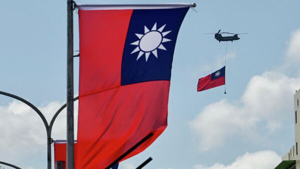 Bandeira de Taiwan sendo transportada por um helicóptero CH-47 Chinook - Sputnik Brasil