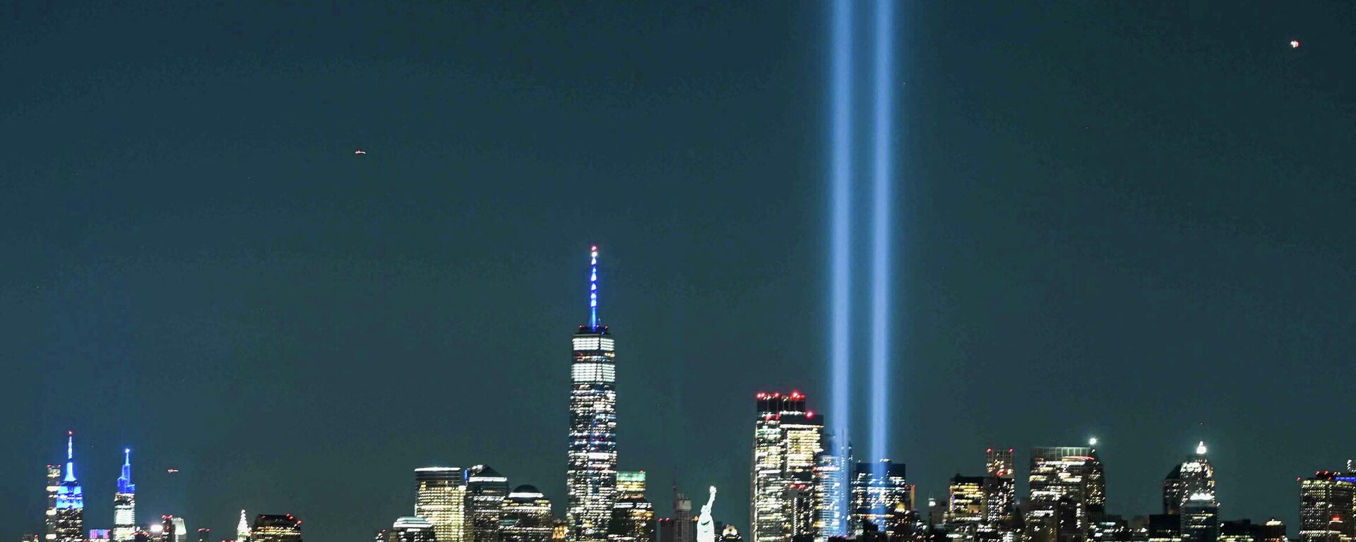 Homenagem em forma de feixes de luz ao 20º aniversário dos ataques terroristas do 11 de setembro de 2001 em Nova York, EUA, 11 de setembro de 2021 - Sputnik Brasil, 1920, 29.04.2022