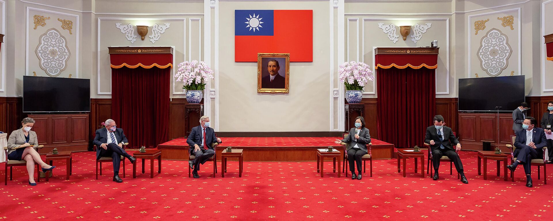 Senadores e altos responsáveis dos EUA e taiwaneses, incluindo Tsai Ing-wen, líder de Taiwan, no Escritório Presidencial taiwanês em Taipé, Taiwan, 15 de abril de 2022 - Sputnik Brasil, 1920, 29.04.2022