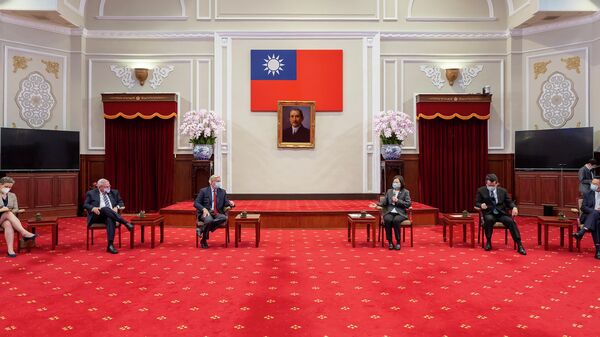 Senadores e altos responsáveis dos EUA e taiwaneses, incluindo Tsai Ing-wen, líder de Taiwan, no Escritório Presidencial taiwanês em Taipé, Taiwan, 15 de abril de 2022 - Sputnik Brasil