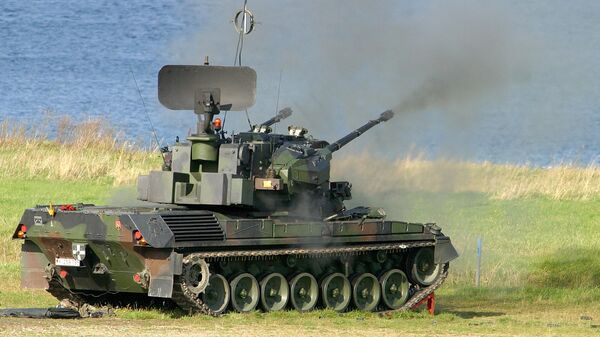 Foto mostra um tanque de armas antiaérea Gepard (FlakPz) atirando em alvos aéreos durante prática no acampamento da base militar em Todendorf, norte da Alemanha e fornecida pelas Forças Armadas alemãs Bundeswehr, 26 de abril de 2022 - Sputnik Brasil