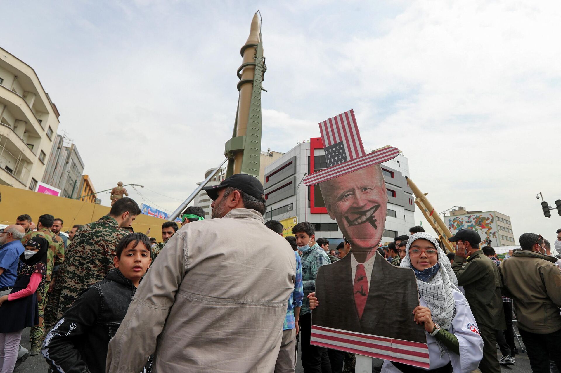 Uma garota iraniana segura um recorte de papelão representando o presidente dos EUA Joe Biden durante um comício em uma rua na capital Teerã, em 29 de abril de 2022 - Sputnik Brasil, 1920, 29.04.2022