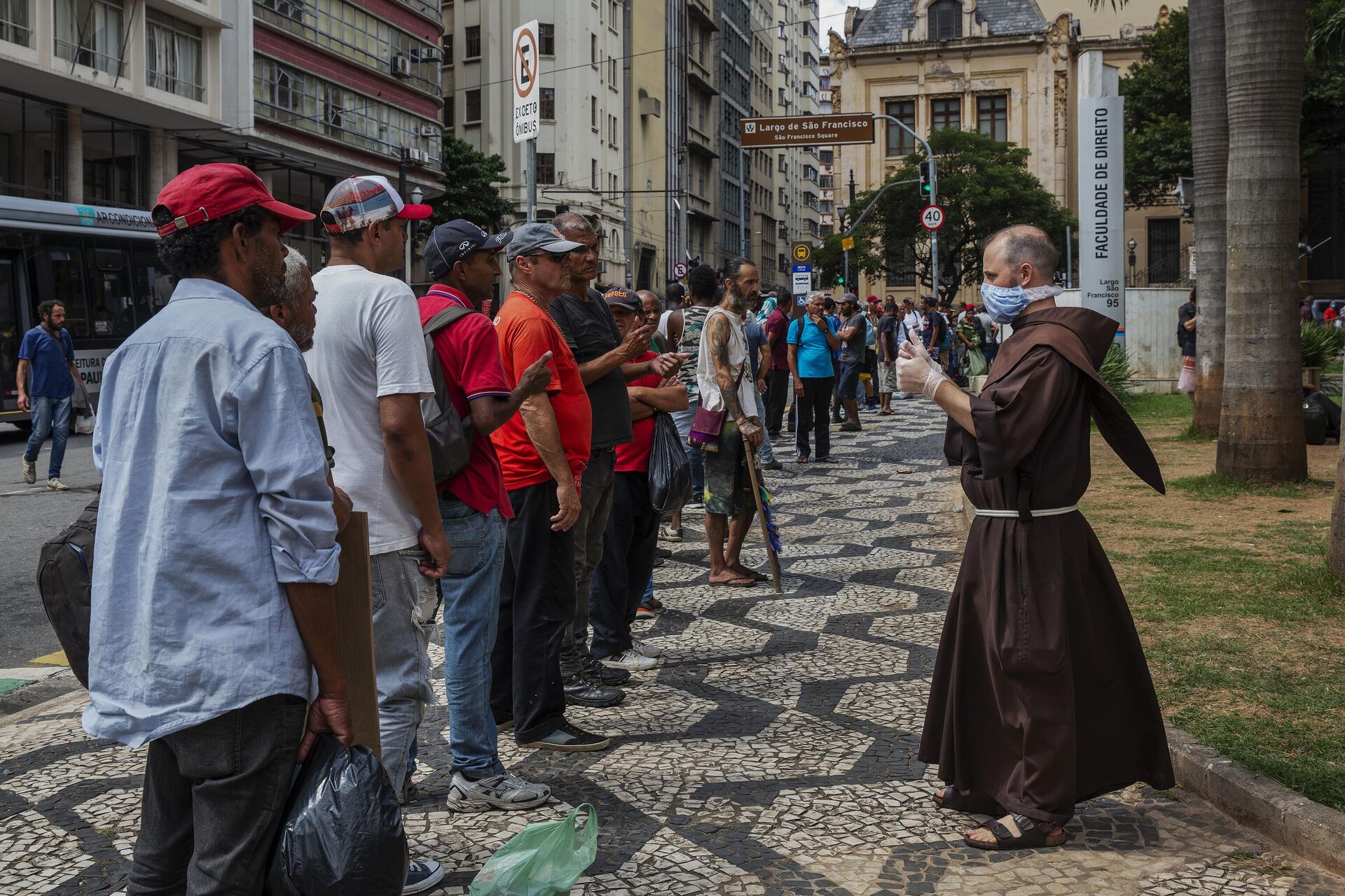 Pessoas em situação de rua fazem fila por quentinhas distribuídas por franciscanos no Largo São Francisco, em São Paulo, em 2 de abril de 2020 - Sputnik Brasil, 1920, 05.10.2022