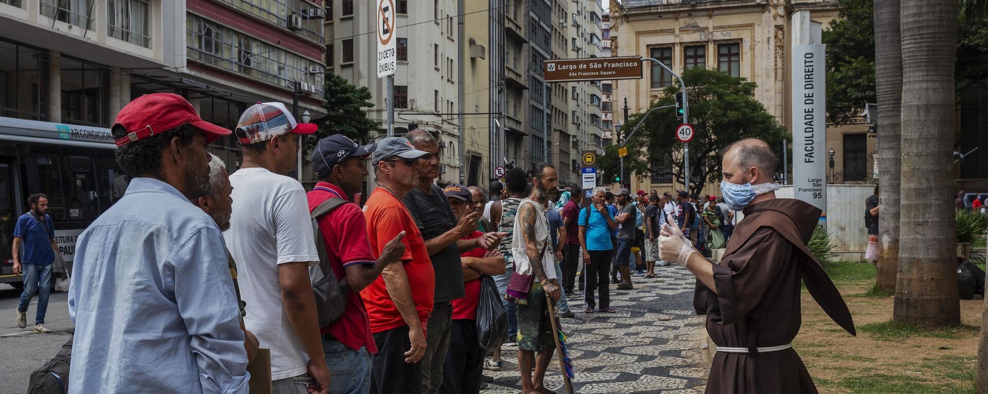 Pessoas em situação de rua fazem fila por quentinhas distribuídas por franciscanos no Largo São Francisco, em São Paulo, em 2 de abril de 2020 - Sputnik Brasil, 1920, 01.05.2022