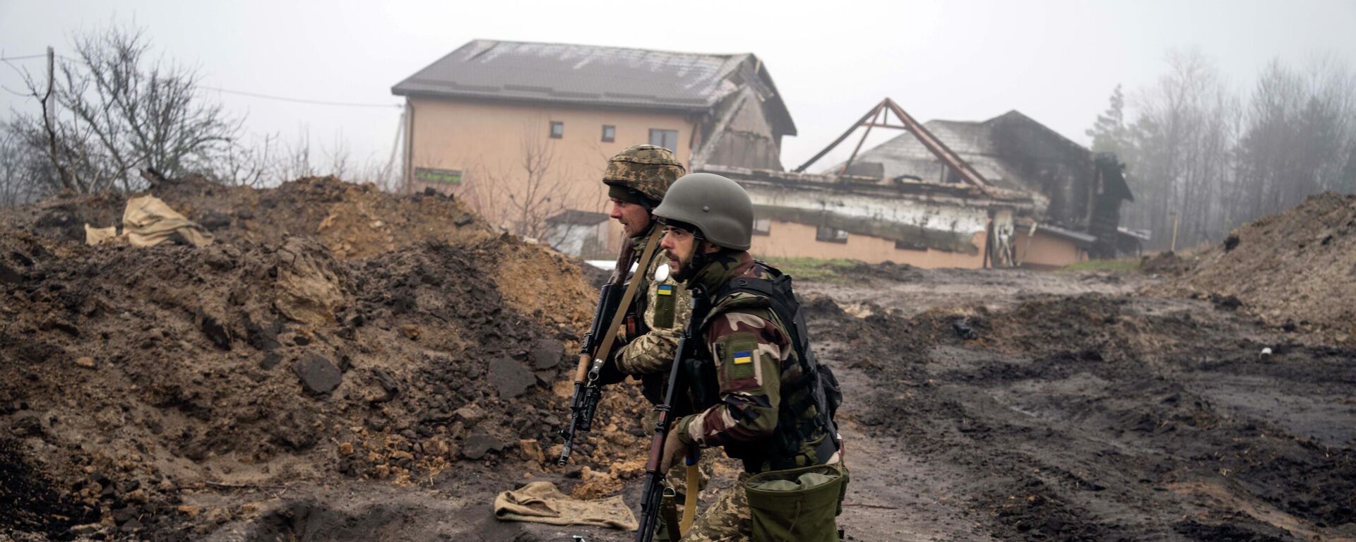Soldados ucranianos inspecionam trincheiras usadas por soldados russos durante a ocupação de aldeias nos arredores de Kiev, na Ucrânia, em 1º de abril de 2022 - Sputnik Brasil, 1920, 30.04.2022