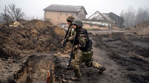 Soldados ucranianos inspecionam trincheiras usadas por soldados russos durante a ocupação de aldeias nos arredores de Kiev, na Ucrânia, em 1º de abril de 2022 - Sputnik Brasil