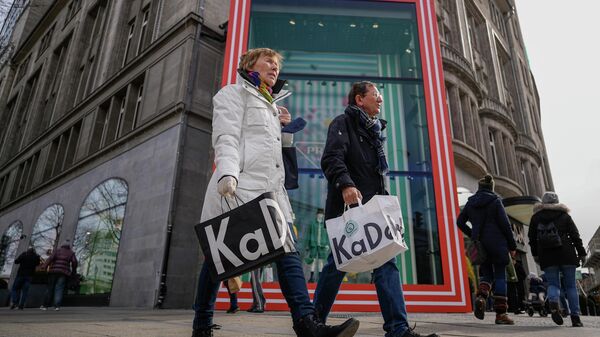 Pessoas passam com compras ao lado de loja de departamento em Berlim, Alemanha, 1º de abril de 2022 - Sputnik Brasil
