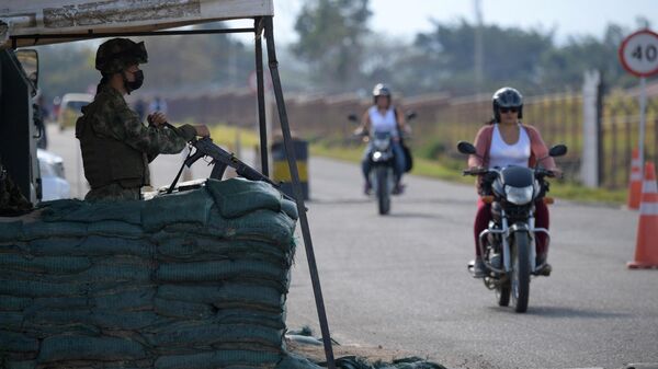Soldado colombiano de guarda em posto fronteiriço  com a Venezuela no município de Tame, departamento de Arauca, Colômbia, 12 de fevereiro de 2022 - Sputnik Brasil