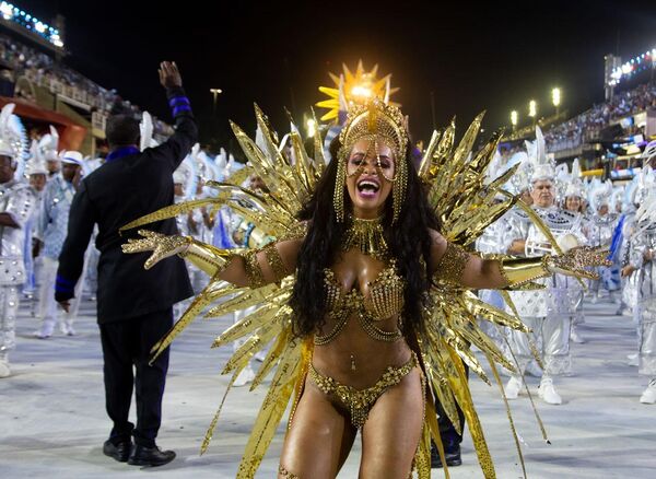 Foliã da Beija-Flor durante desfile das campeãs na Sapucaí, no Carnaval do Rio de Janeiro, 1º de maio de 2022 - Sputnik Brasil