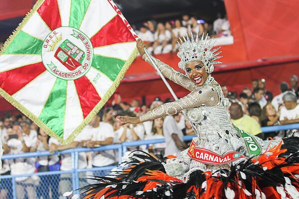 Porta-bandeira da Grande Rio durante desfile das campeãs na Sapucaí, no Carnaval do Rio de Janeiro, 1º de maio de 2022 - Sputnik Brasil