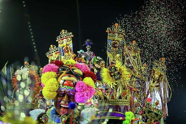 Carro alegórico da Grande Rio durante desfile das campeãs na Sapucaí, no Carnaval do Rio de Janeiro, 1º de maio de 2022 - Sputnik Brasil