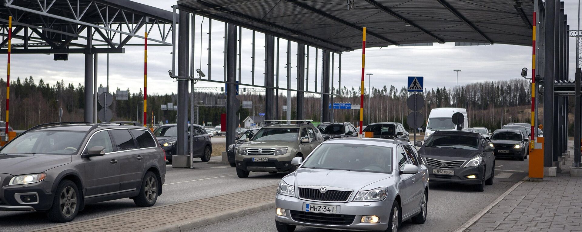 A imagem mostra o tráfego de entrada para a Finlândia na estação fronteiriça de Nuijamaa entre a Finlândia e a Rússia em Lappeenranta, Finlândia, 17 de março de 2020 - Sputnik Brasil, 1920, 02.05.2022