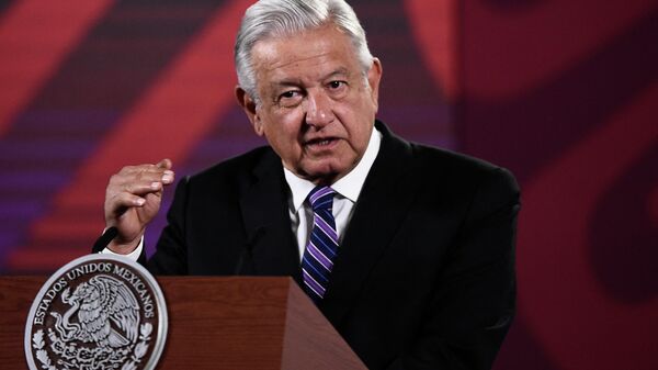O presidente do México, Andrés Manuel López Obrador, fala durante sua coletiva de imprensa diária na Cidade do México, 28 de abril de 2022 - Sputnik Brasil