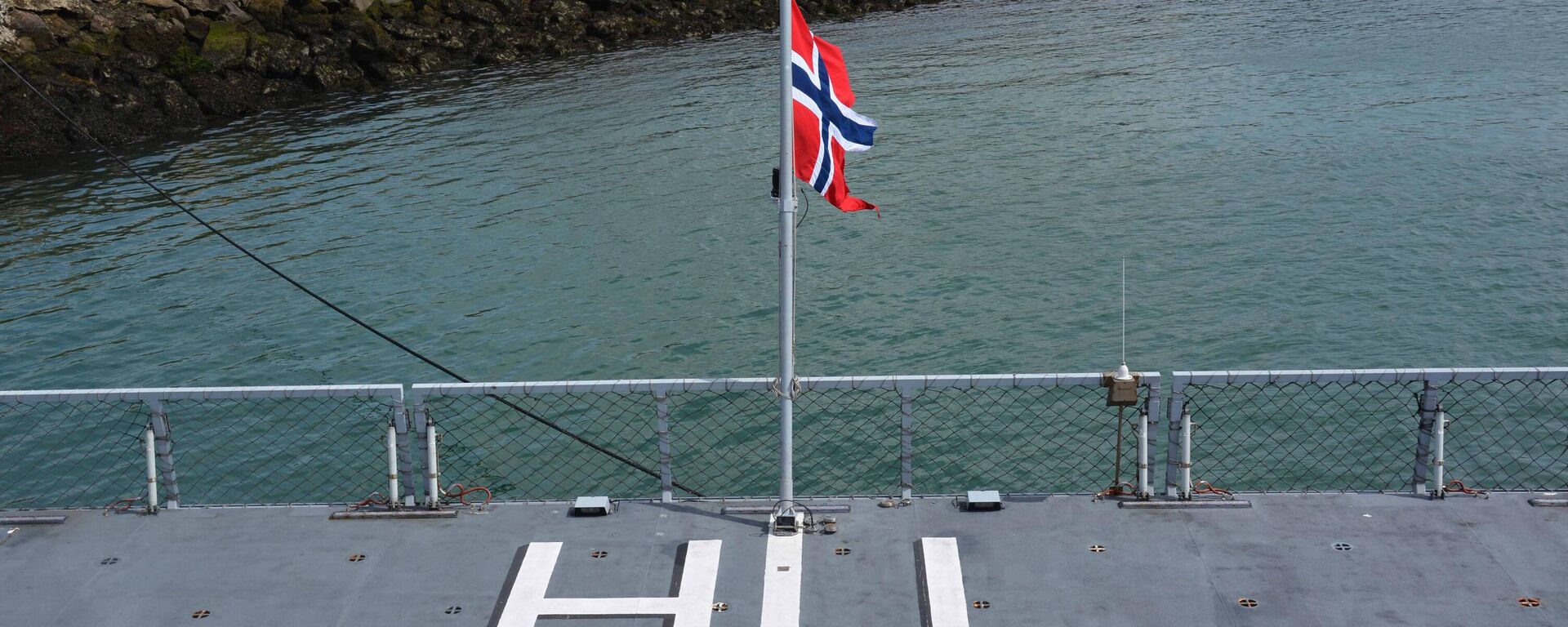 Bandeira da Noruega plantada em fragata HNoMS Thor Heyerdahl (F-314) atracada em Brest, França, 5 de agosto de 2019, durante manobras navais - Sputnik Brasil, 1920, 02.05.2022