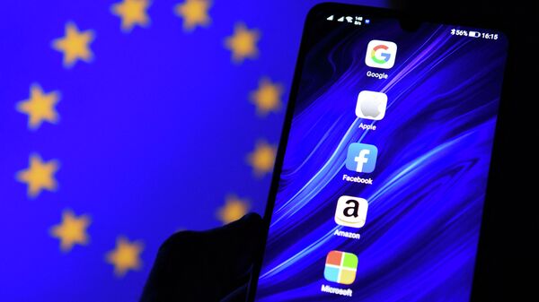 Uma ilustração tirada em Londres em 18 de dezembro de 2020 mostra os logotipos do Google, Apple, Facebook, Amazon e Microsoft exibidos em um telefone celular com uma bandeira da UE exibida em segundo plano  - Sputnik Brasil