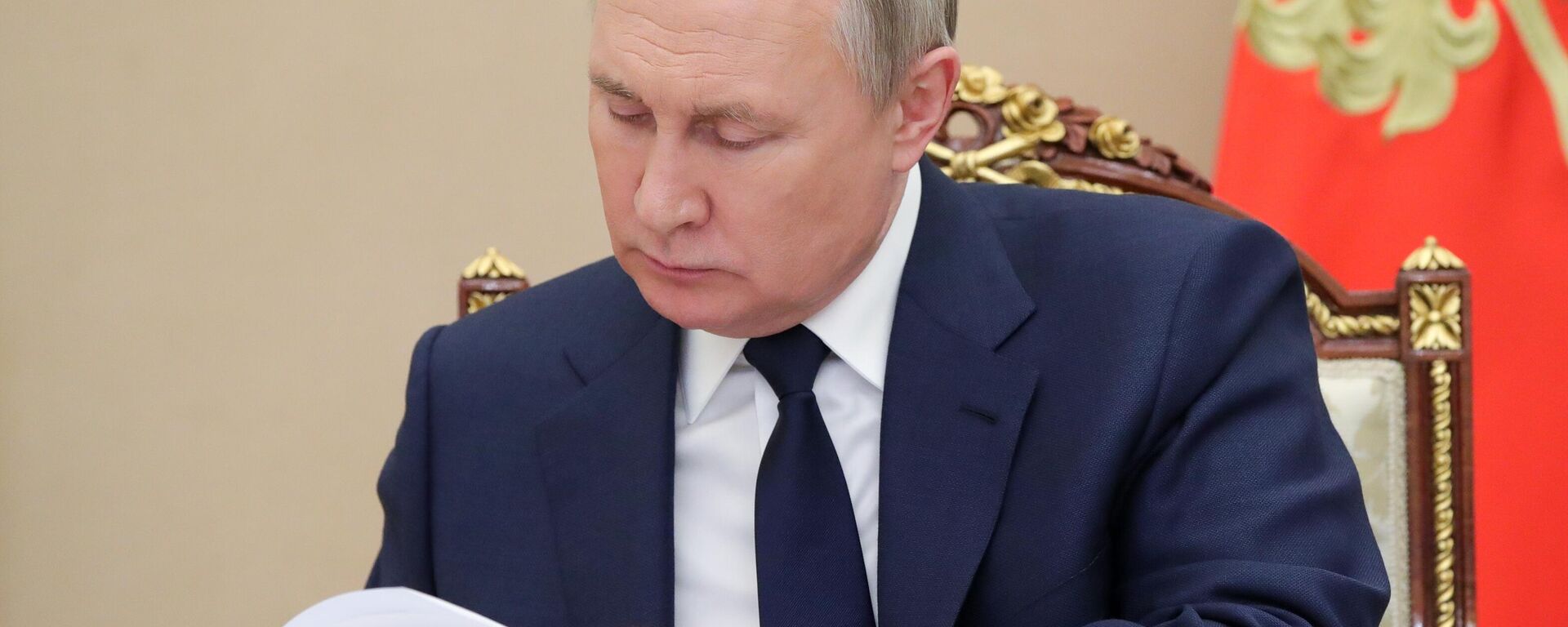 Vladimir Putin, presidente da Rússia, durante videoconferência sobre o desenvolvimento da educação física e do esporte em 26 de abril de 2022 - Sputnik Brasil, 1920, 12.05.2022