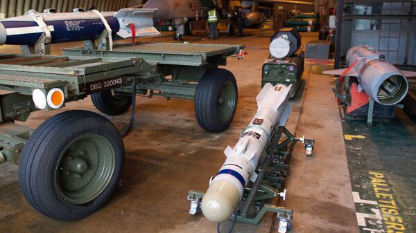 Foto mostra míssil Brimstone, arma de ataque ao solo guiada por radar e propelida por foguete projetada para ser transportada pelo Tornado GR4 e Typhoon F2, base aérea da Força Aérea Real Britânica RAF Marham em Norfolk, leste Inglaterra, 2 de dezembro de 2015 - Sputnik Brasil