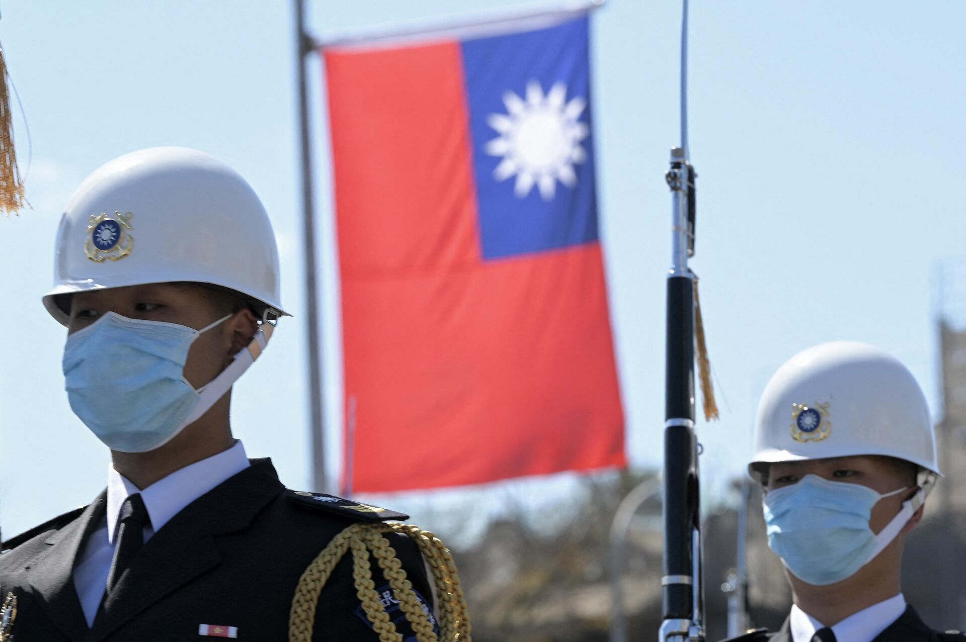 Guardas de honra em frente de bandeira taiwanesa durante cerimônia militar com John Briceno, primeiro-ministro de Belize (fora da foto), em frente ao escritório presidencial em Taipé, Taiwan, 9 de março de 2022 - Sputnik Brasil, 1920, 01.06.2022