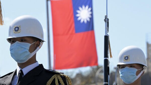 Guardas de honra em frente de bandeira taiwanesa durante cerimônia militar com John Briceno, primeiro-ministro de Belize (fora da foto), em frente ao escritório presidencial em Taipé, Taiwan, 9 de março de 2022 - Sputnik Brasil