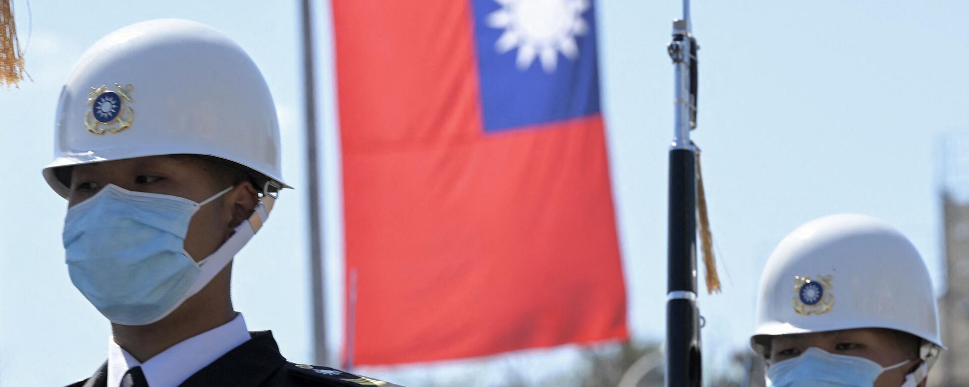 Guardas de honra em frente de bandeira taiwanesa durante cerimônia militar com John Briceno, primeiro-ministro de Belize (fora da foto), em frente ao escritório presidencial em Taipé, Taiwan, 9 de março de 2022 - Sputnik Brasil, 1920, 03.05.2022