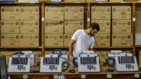 Um funcionário do cartório eleitoral do São José dos Campos, no Vale do Paraíba, faz os testes de recebimento de 115 urnas novas modelo 2020 que serão usadas nas próximas eleições - Sputnik Brasil