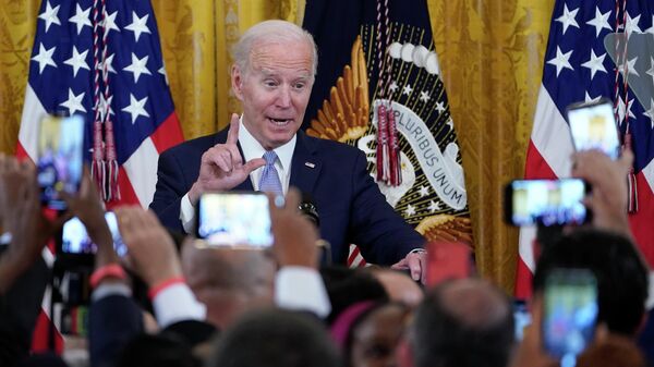 O presidente Joe Biden fala durante uma recepção para celebrar o Eid al-Fitr, dia que marca o fim do jejum do Ramadã na tradição Mulçumana, na Sala Leste da Casa Branca, Washington, EUA, 2 de maio de 2022 - Sputnik Brasil