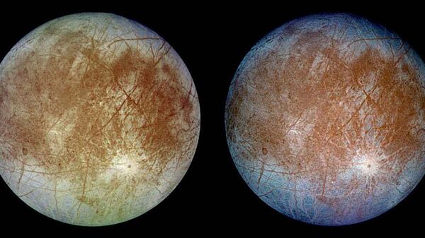 Tirada pela espaçonave Galileo, em 1996, imagem mostra duas versões de Europa, satélite gelado de Júpiter. À esquerda, sua cor natural aproximada, enquanto imagem à direita acentua os recursos da lua - Sputnik Brasil