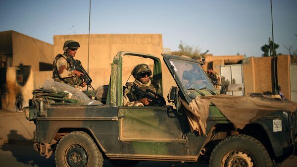 Foto de arquivo: soldados franceses garantem a evacuação de estrangeiros durante trocas de tiros com jihadistas em Gao, norte do Mali, 10 de fevereiro de 2013 - Sputnik Brasil