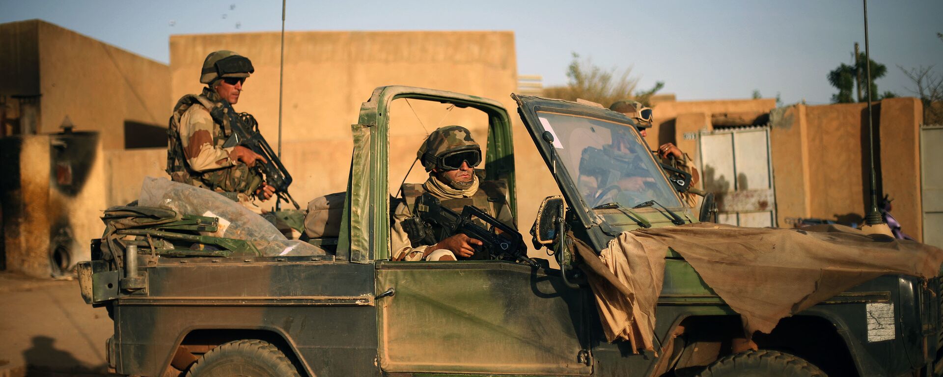 Foto de arquivo: soldados franceses garantem a evacuação de estrangeiros durante trocas de tiros com jihadistas em Gao, norte do Mali, 10 de fevereiro de 2013 - Sputnik Brasil, 1920, 04.05.2022
