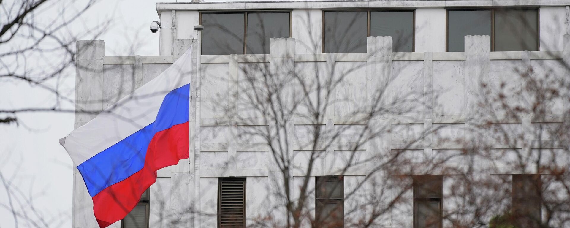 Bandeira da Rússia do lado de fora da embaixada russa em Washington, EUA, 24 de fevereiro de 2022 - Sputnik Brasil, 1920, 14.07.2022