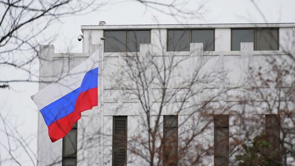 Bandeira da Rússia do lado de fora da embaixada russa em Washington, EUA, 24 de fevereiro de 2022 - Sputnik Brasil