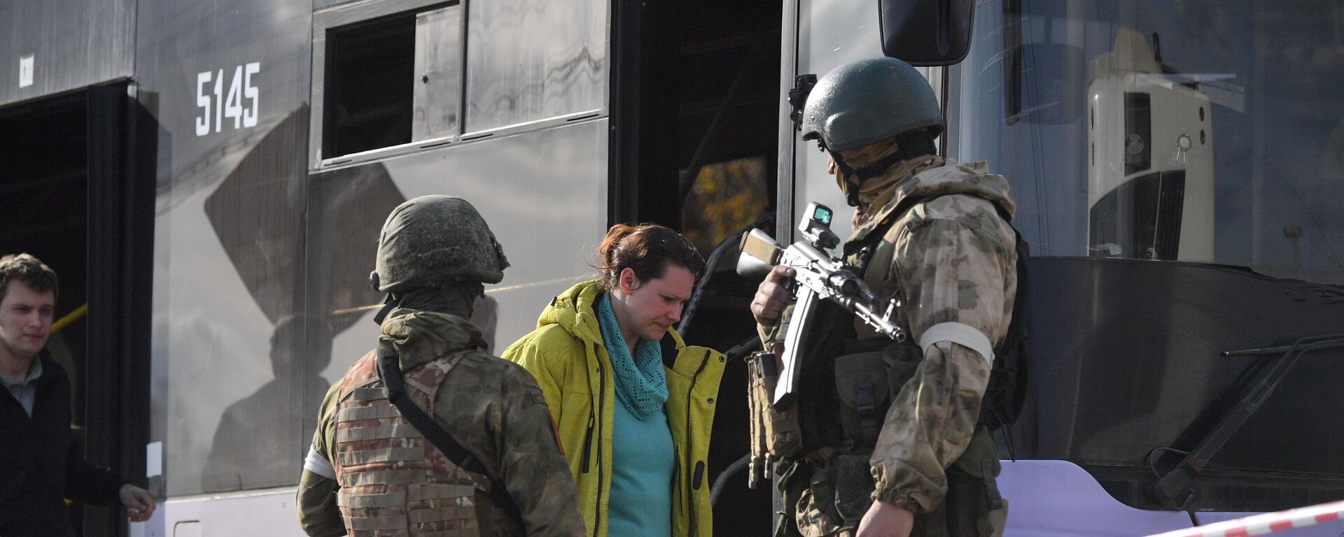 Residentes de Mariupol são escoltados por militares em um posto de evacuação, na República Popular de Donetsk, 1º de maio de 2022. - Sputnik Brasil, 1920, 05.05.2022