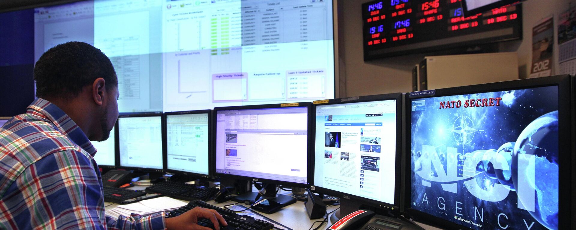 Um especialista em informática opera no centro técnico de Capacidade de Resposta a Incidentes de Computador da OTAN (NCIRC, na sigla em inglês), na sede militar SHAPE da OTAN, em Mons, sudoeste da Bélgica, 10 de dezembro de 2013 - Sputnik Brasil, 1920, 05.05.2022