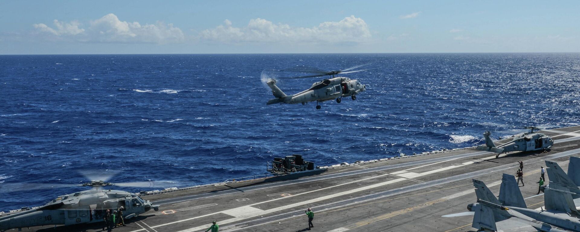 Esta foto de folheto da Marinha dos EUA obtida em 30 de junho de 2014 mostra um helicóptero MH-60R Sea Hawk atribuído ao Blue Hawks of Helicopter Maritime Strike Squadron (HSM)78 em 25 de junho de 2014 - Sputnik Brasil, 1920, 05.05.2022